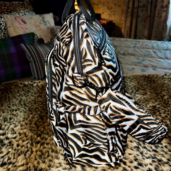 Lug - Sonata Convertible Tote    NWOT'S     Zebra Sand - Picture 3 of 15